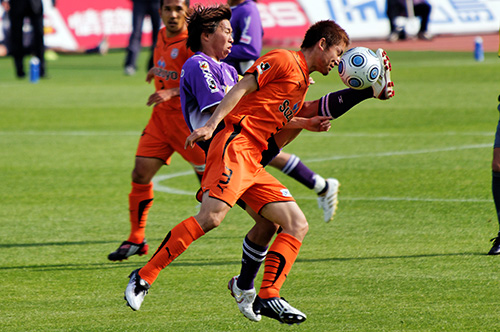 A classic for you: SATO Hisato takes the high road against S-Pulse's AOYAMA Naoaki. Photo taken by me, 2/2010 - stefanole
