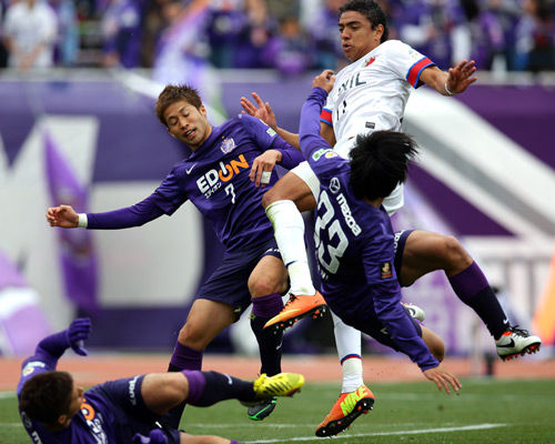 Antlers' Davi collides with Koji and Shiotani. Image from http://blog.livedoor.jp/domesoccer/archives/52023340.html